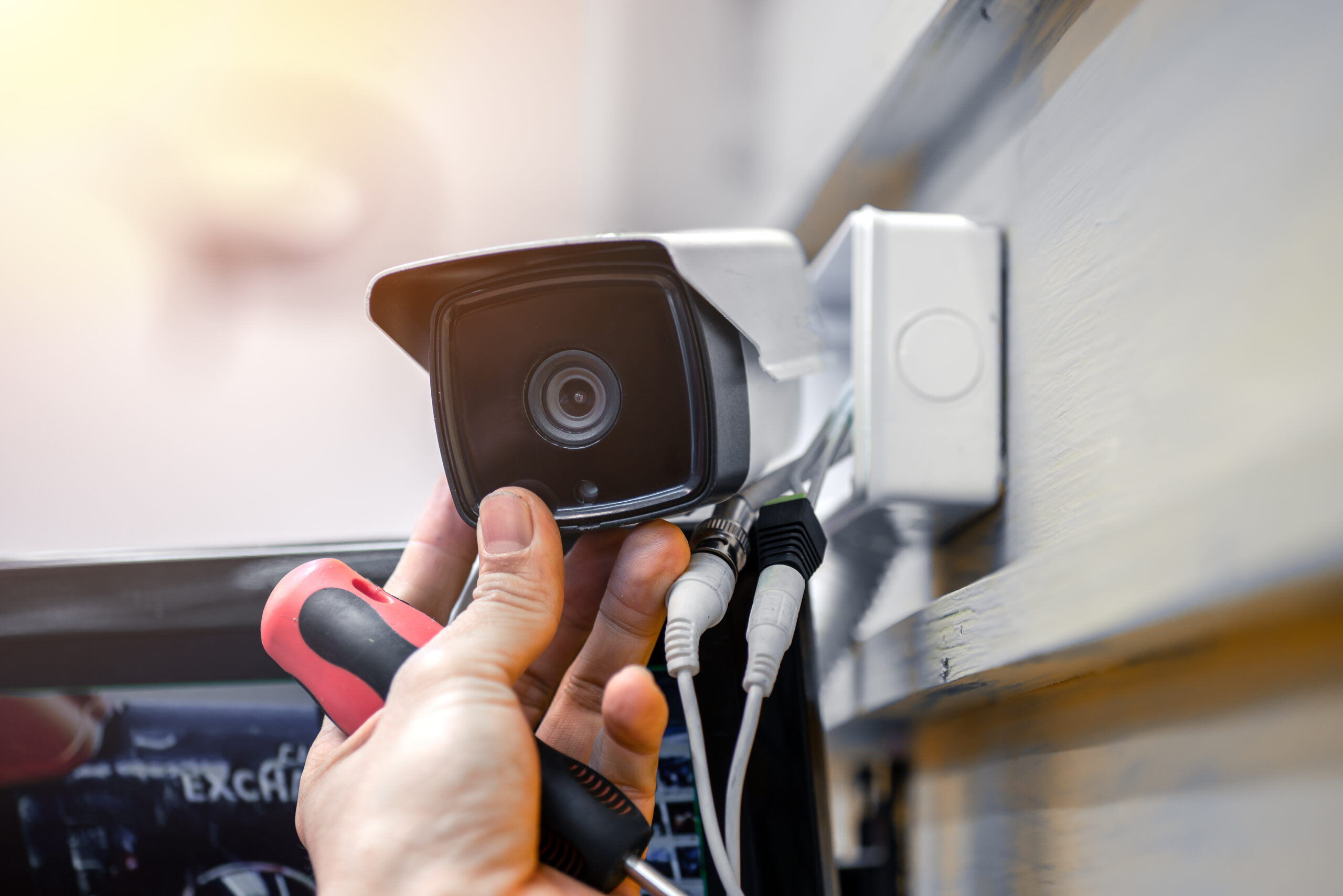Close-up,Of,Surveillance,Camera,Installation,,Male,Hand,Holds,Cctv,Camera